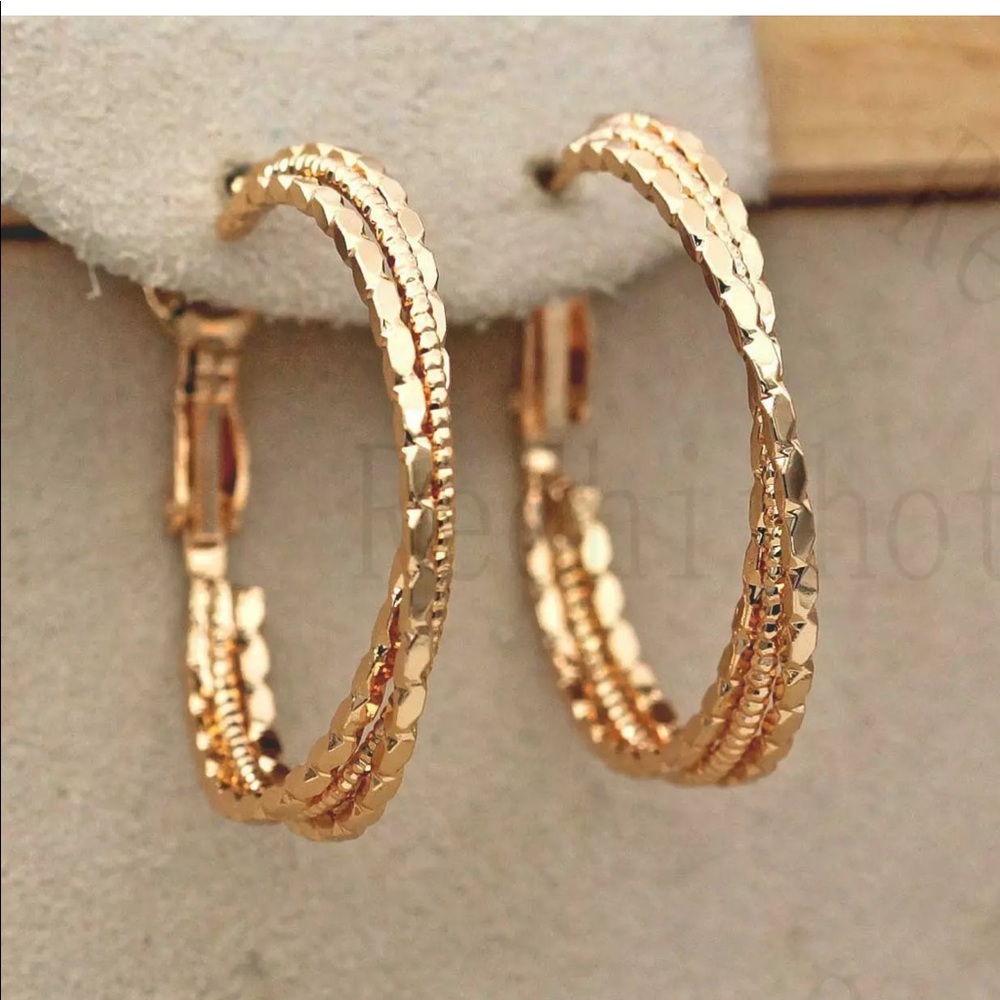 NEW gold hoop earrings jewelry - Picture 3 of 3